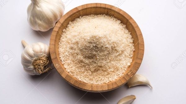93259252-garlic-powder-is-ground-dehydrated-garlic-it-s-a-common-seasoning-for-pasta-pizza-and-grilled-chicke-kayxwio3