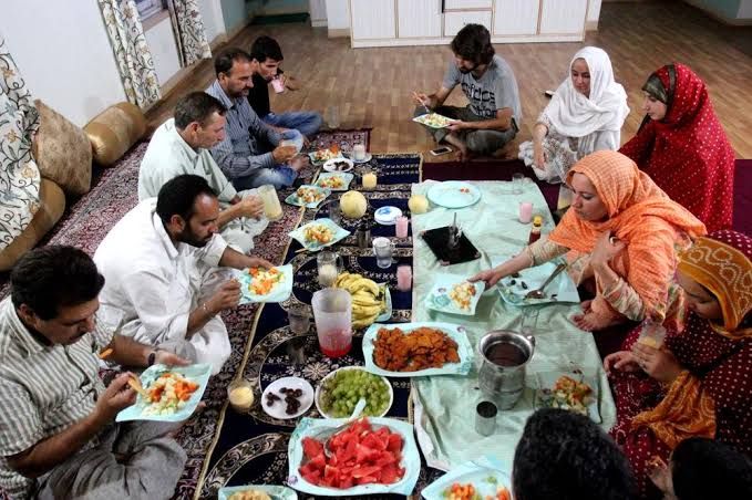 Что такое разговение в рамадан. Ифтар в мусульманской семье. Ифтар картины. Стол на ифтар. Еда на ифтар.